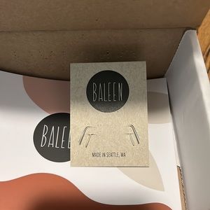 Baleen U-shaped earrings in Silver